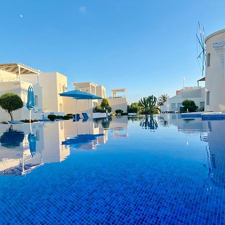Wavebreeze Villas Paphos Exteriör bild